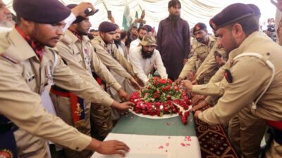 Pakistan hükümeti, Hindistan'ın saldırısına karşılık verme yetkisi aldı. Saldırıda hayatını