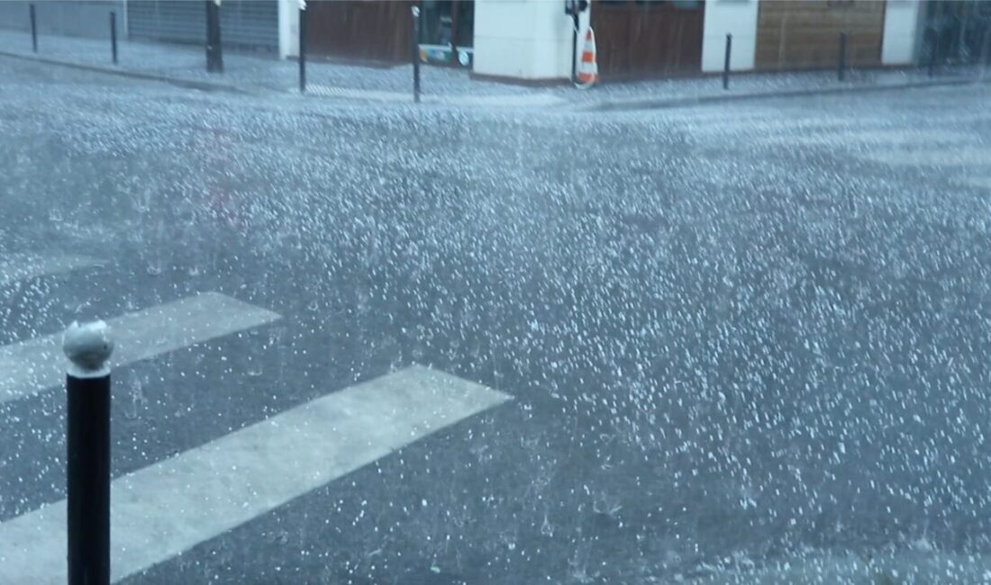 Paris'te 25 derecede başlayan hava sıcaklığı, ceviz büyüklüğündeki dolu yağışıyla