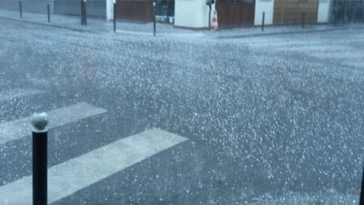 Paris'te 25 derecede başlayan hava sıcaklığı, ceviz büyüklüğündeki dolu yağışıyla