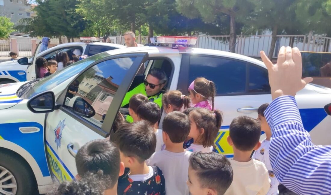 Polis ekipleri Trafik Haftası’nı çocuklarla kuyladı Alaca ilçesindeki anaokulunda Trafik