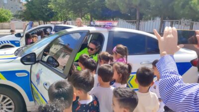 Alaca ilçesindeki anaokulunda Trafik Haftası etkinliğinde polis ekipleri çocuklara trafik