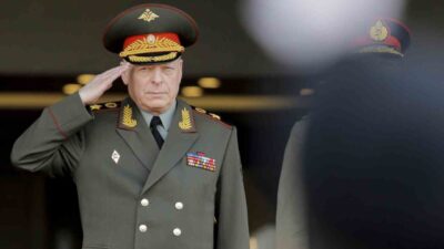 Rusya Devlet Başkanı Vladimir Putin, Kara Kuvvetleri Komutanı General Oleg