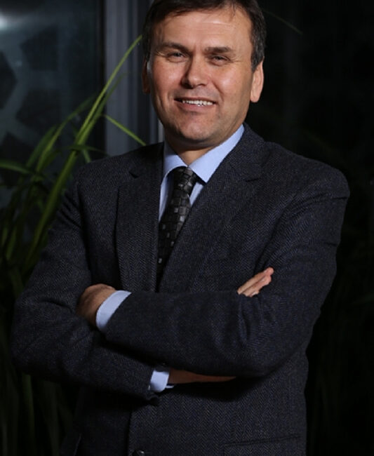 Dr. Ramazan Arıtürk, hem akademi hem de uygulama alanında kendini