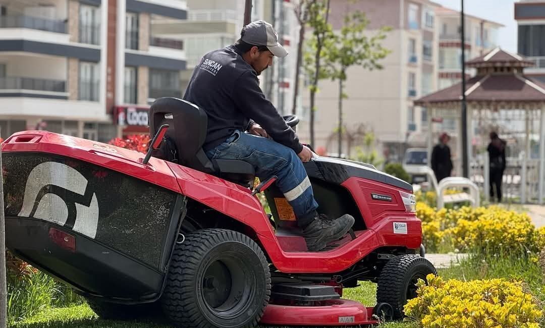 Sincan Belediyesi yaz aylarına hazırlanarak parklar ve bahçelerde bakım çalışmalarını