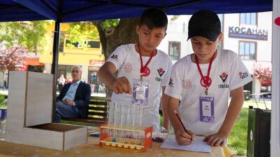 Sındırgı'da gerçekleştirilen Bilim Fuarı, gençlerin bilimsel becerilerini geliştirmeyi hedefliyor. 31