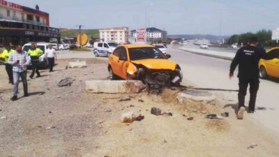 Kırıkkale'de meydana gelen trafik kazasında sürücü ve yolcu yaralandı. Olay,
