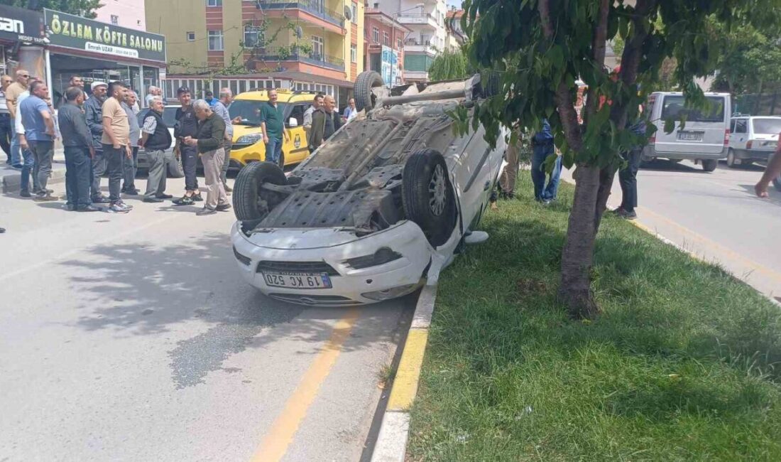 Ticari teksiyle çarpışıp takla atan otomobilin sürücüsü yara almadan kurtuldu Çorum'da hafif ticari araçla