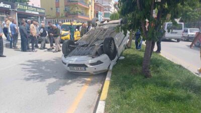 Çorum'da hafif ticari araçla çarpışan otomobil kaldırıma çıkarak takla attı.
