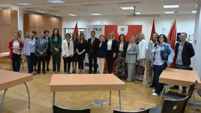 TİKA, Karadağ Eğitim Hizmetleri Müdürlüğü'ne ofis mobilyası desteği sağladı. Projede