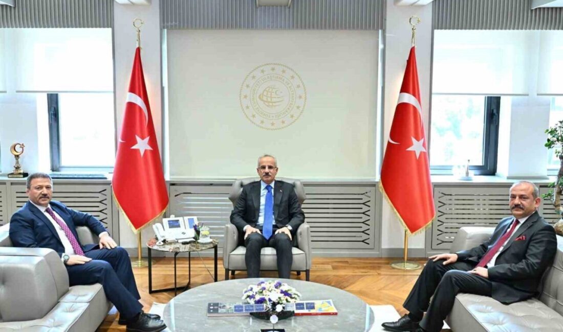 TŞOF Başkanı Mehmet Yiğiner, Ulaştırma ve Altyapı Bakanı Abdulkadir Uraloğlu'nu
