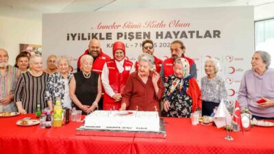 Türk Kızılay, deprem bölgesinde Anneler Günü'nü özel etkinliklerle kutladı. Genel