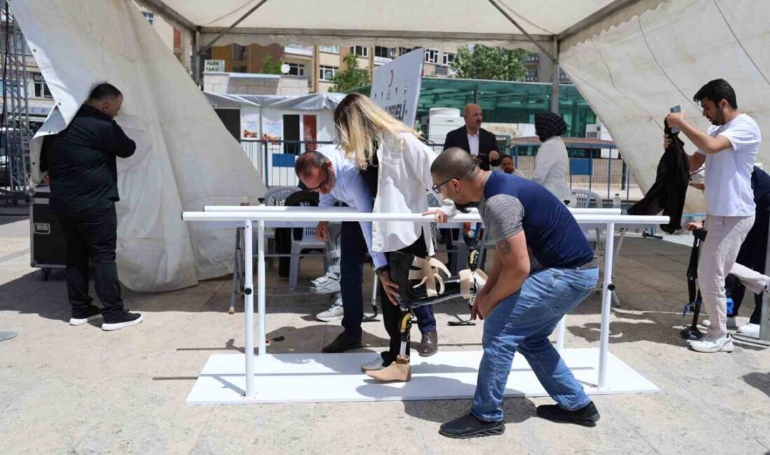 Vatandaşlar engelli bireylerin yaşantısını deneyimledi Kırşehir'de düzenlenen "Bilim Şenliği"nde
