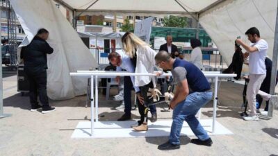 Kırşehir'de düzenlenen "Bilim Şenliği"nde engelli bireylerin yaşantısını deneyimleyen vatandaşlar, simülasyonlar