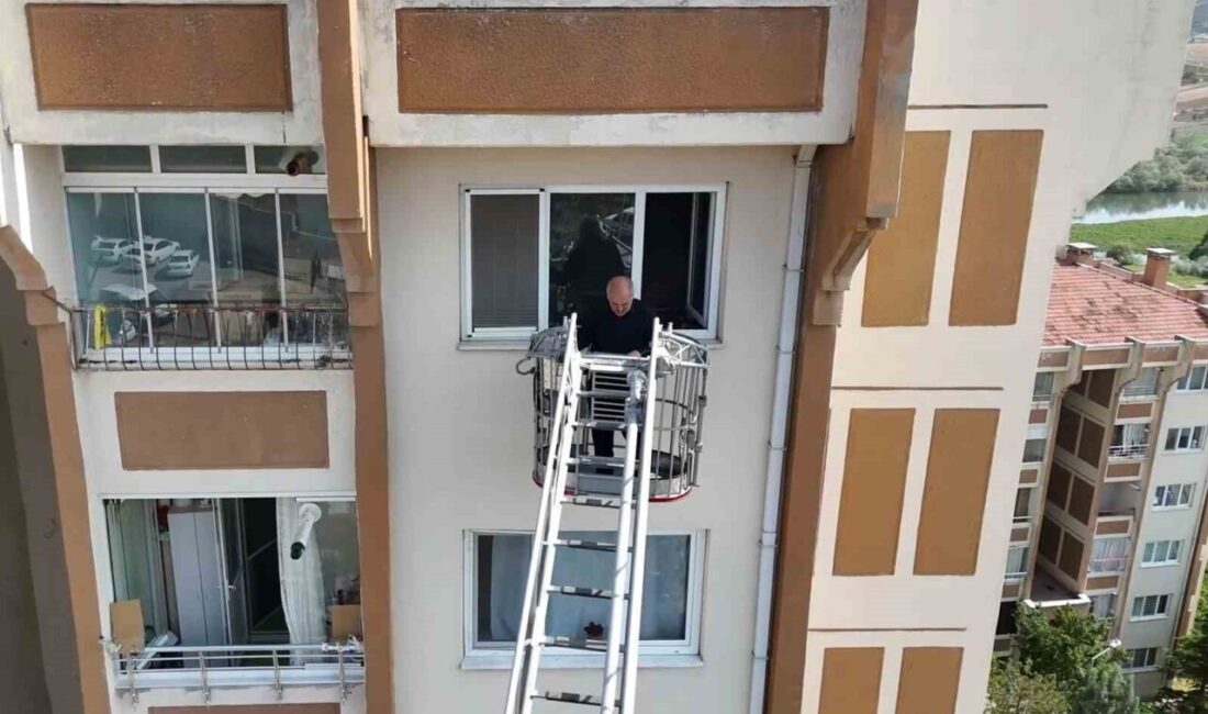 Yangın paniğe neden oldu, apartman sakinleri itfaiye merdiveniyle tahliye edildi Kırıkkale'nin Yahşihan ilçesindeki apartmanda