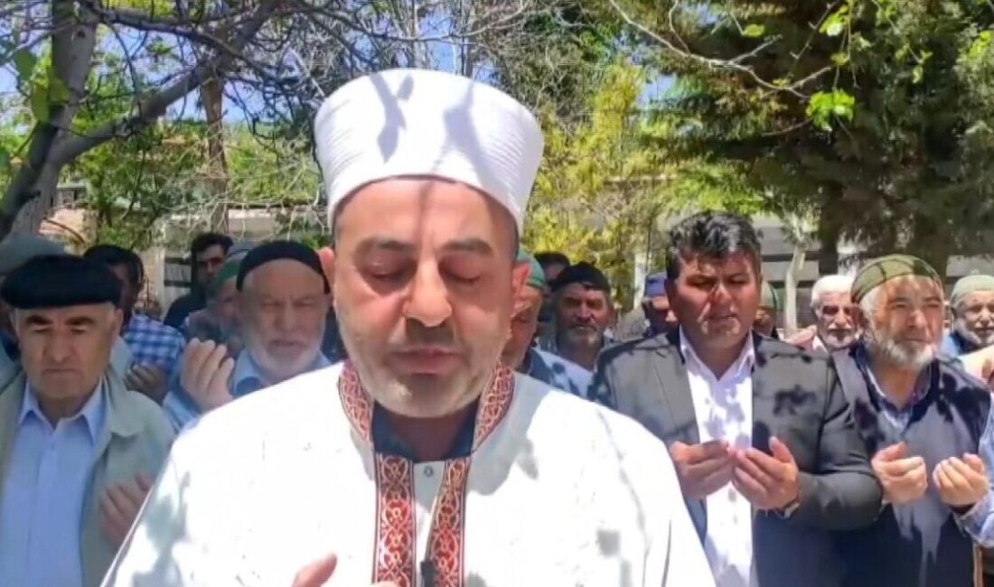 Yozgat'ta Gümüşdiğin köyü sakinleri bol yağışın ardından şükür duasına çıktı.