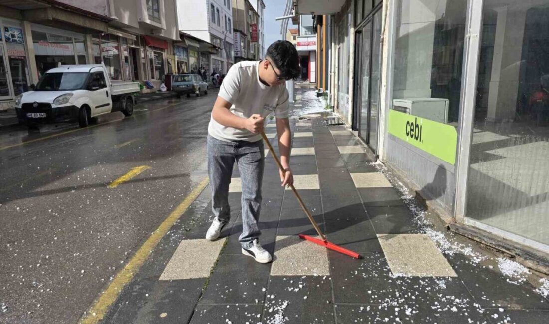 Yozgat'ta ceviz büyüklüğünde dolu yağması, vatandaşları hazırlıksız yakaladı. Belediye ve