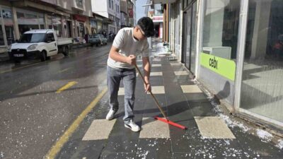 Yozgat'ta ceviz büyüklüğünde dolu yağması, vatandaşları hazırlıksız yakaladı. Belediye ve
