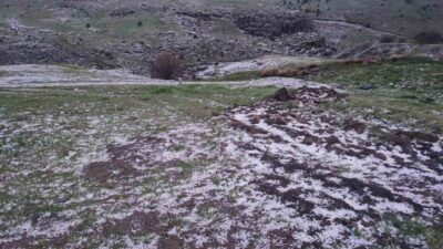 Yozgat'ta akşam saatlerinde etkili olan sağanak yağış, Alemdar Köyü'nü beyaza