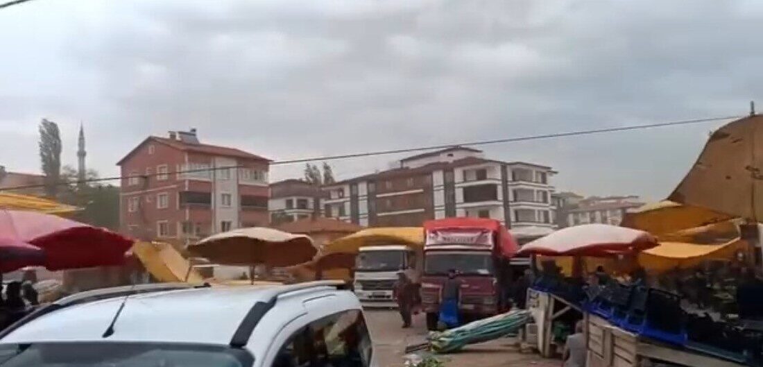 Yozgat'ın Sarıkaya ilçesinde şiddetli fırtına esnafı ve vatandaşları zor durumda