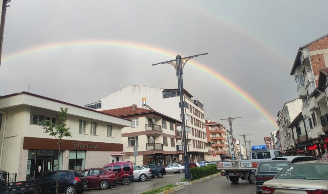 Yozgat'ta yağmur sonrası beliren gökkuşağı, izleyenlere görsel şölen yaşattı. Gün