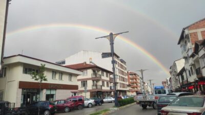 Yozgat'ta yağmur sonrası beliren gökkuşağı, izleyenlere görsel şölen yaşattı. Gün