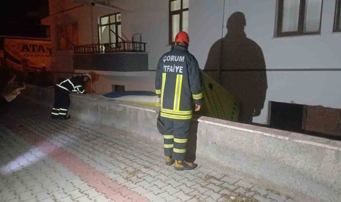 Çorum'da intihar girişiminde bulunan N.K., polis ekipleri tarafından çatıdan indirildi.