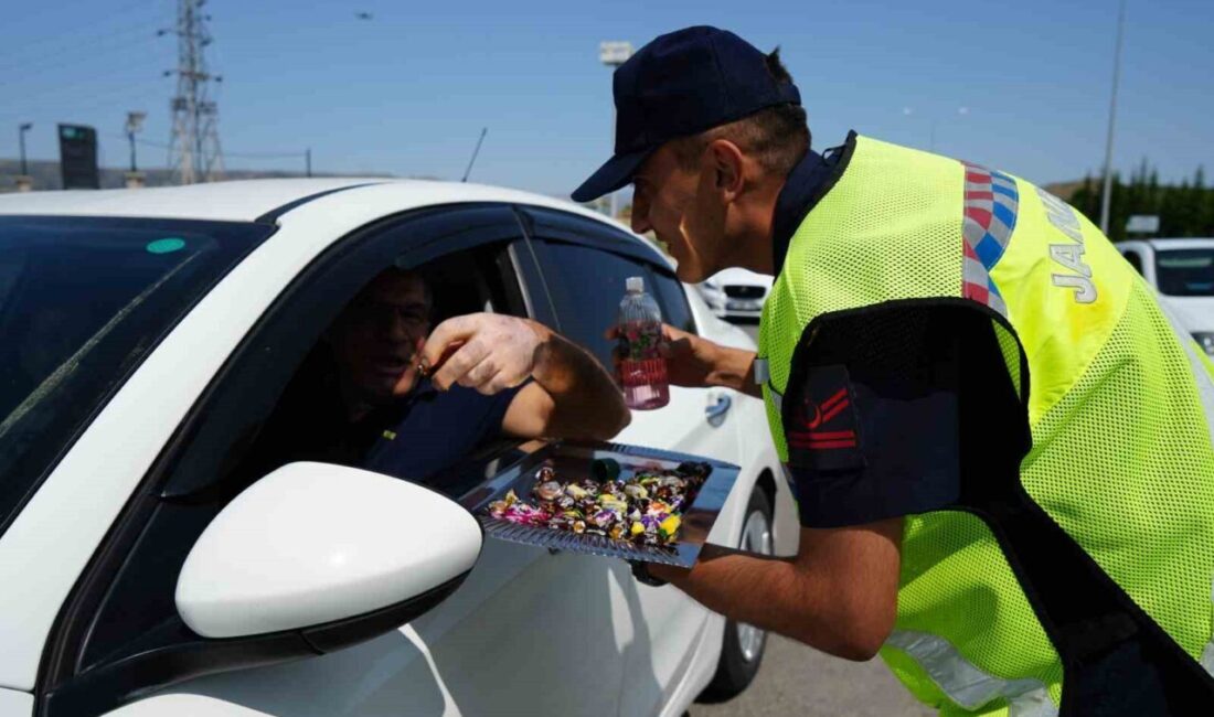 Kırıkkale'de Kurban Bayramı'nda artan trafik yoğunluğunda ekipler kolonya ve şeker