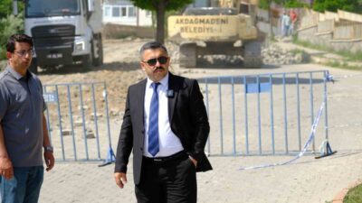 Akdağmadeni Belediyesi, sıcak asfalt çalışmalarıyla ulaşım kalitesini artırıyor. Belediye Başkanı