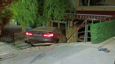 Akyurt'ta otomobil Cumhuriyet Meydanı'nda çay ocağının önüne düştü. Olayda can