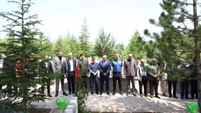 Alaca ilçesinde Kurban Bayramı'nda şehitlik ziyareti gerçekleşti. Protokol üyeleri dua