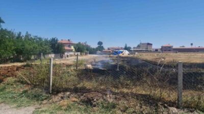 Çorum'un Alaca ilçesindeki boş arsada çıkan örtü yangını, itfaiye ekiplerinin