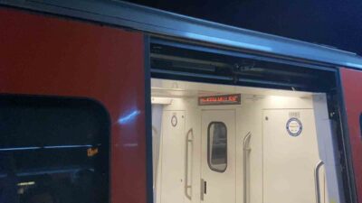 Ankara metrosunda Sabah saatlerinde Koru istikametindeki metro, Sıhhiye durağında arıza