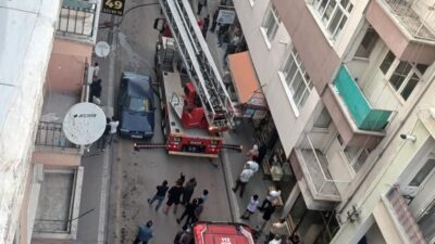 Polatlı'nın Cumhuriyet Mahallesi'nde çıkan yangında en üst katta mahsur kalan