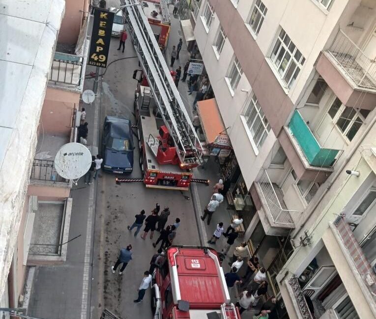 Ankara Polatlı’da bina yangını: Mahsur kalanlar var Polatlı'nın Cumhuriyet Mahallesi'nde çıkan