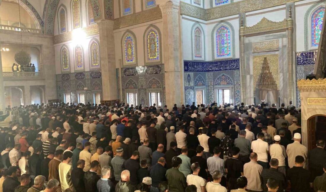 Ankara vatandaşlar Kurban Bayramı namazı için camilere akın etti Ankara'da Kurban Bayramı dolayısıyla