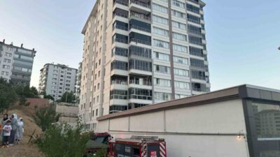 Ankara'nın Pursaklar ilçesinde bir apartmanın 11. katında çıkan yangın, itfaiye