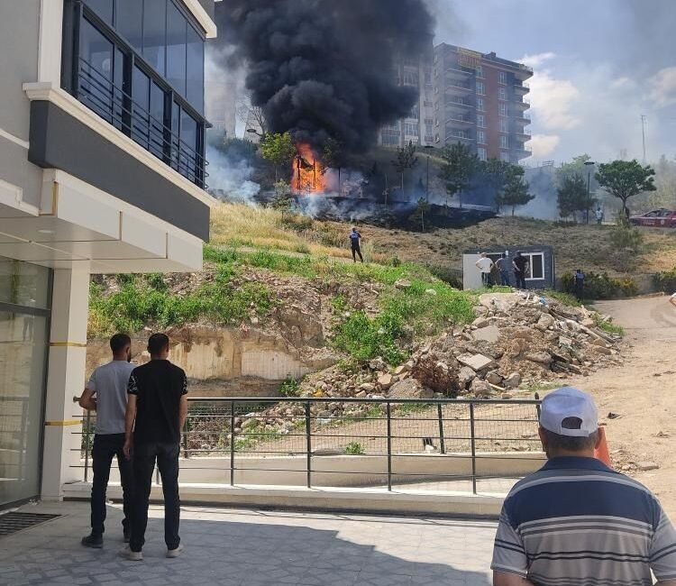 Ankara'nın Mamak ilçesinde çocuklarca yakıldığı iddia edilen parkta çıkan yangın,