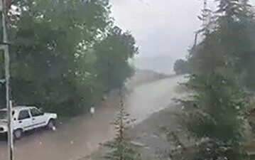 Ankara'nın Kahramankazan ilçesinde etkili olan dolu yağışı hayatı olumsuz etkiledi.