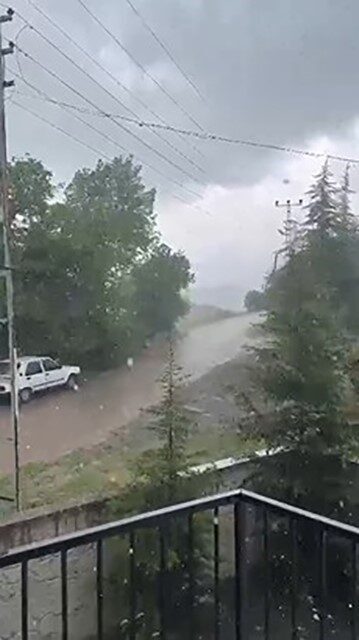 Ankara'nın Kahramankazan ilçesinde etkili olan dolu yağışı hayatı olumsuz etkiledi.