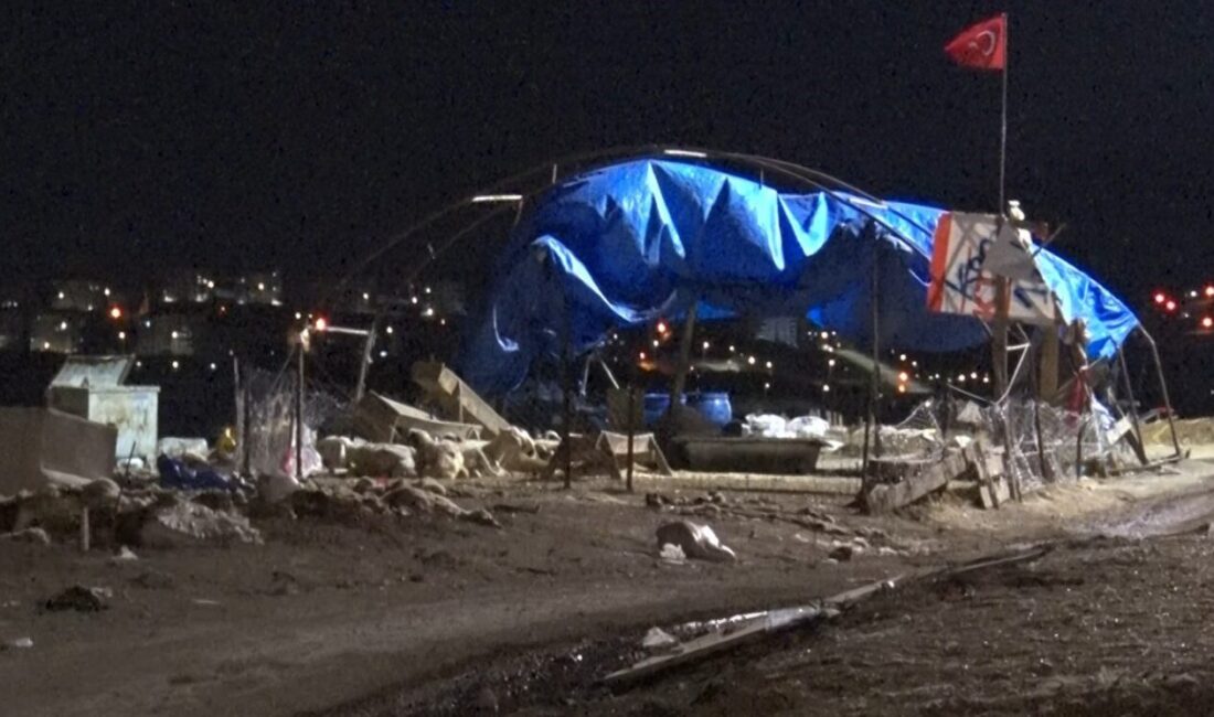 Ankara'da Kurban Bayramı'nın son gününde, besiciler kurbanlıklarını bitirip pazar yerlerinden