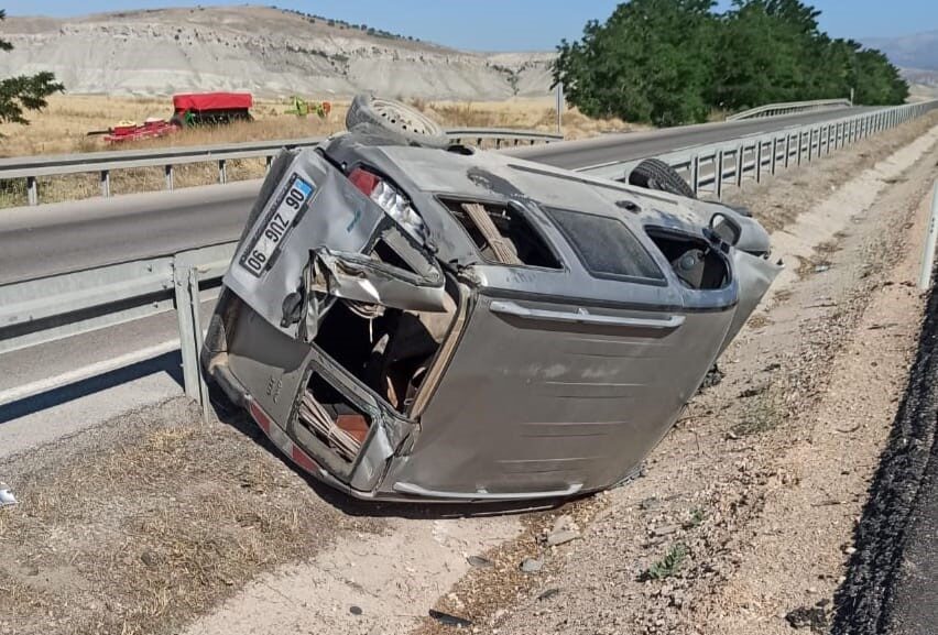Ankara’da lastiği patlayan araç takla attı: 2 yaralı Ankara'nın Beypazarı ilçesinde lastiği