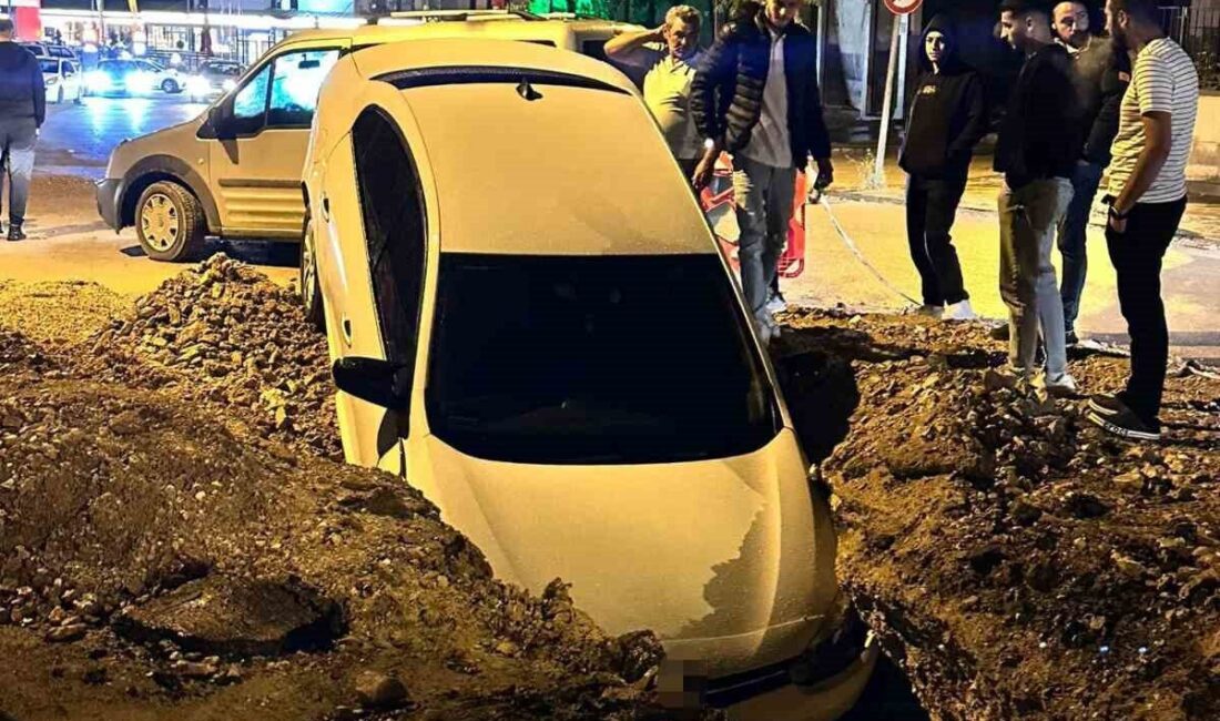 Polatlı'da yapılan alt yapı çalışmalarının ardından açık bırakılan çukura otomobil