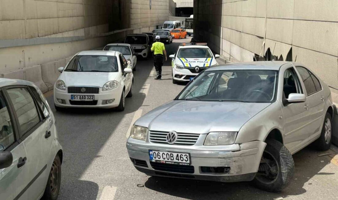 Ankara'nın Sincan ilçesinde meydana gelen kaza sonucu otomobil içindeki 2