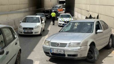 Ankara'nın Sincan ilçesinde meydana gelen kaza sonucu otomobil içindeki 2