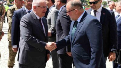 Bakan Yaşar Güler, Genelkurmay Başkanı ve diğer komutanlar ile birlikte
