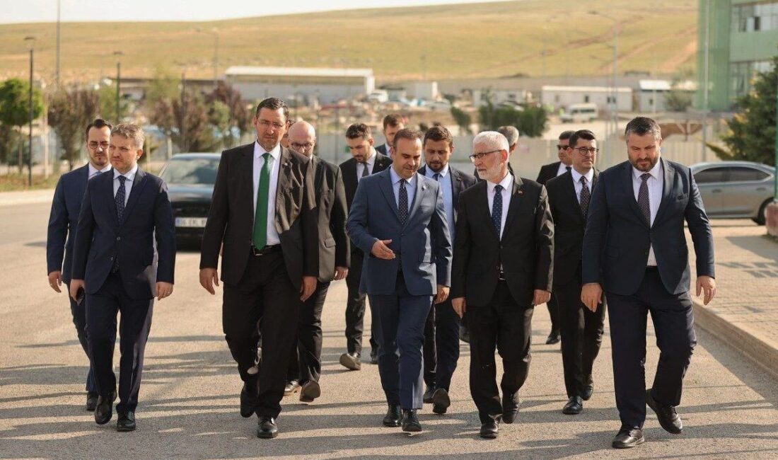 Sanayi ve Teknoloji Bakanı Mehmet Fatih Kacır, Roketsan'daki Ar-Ge faaliyetlerini