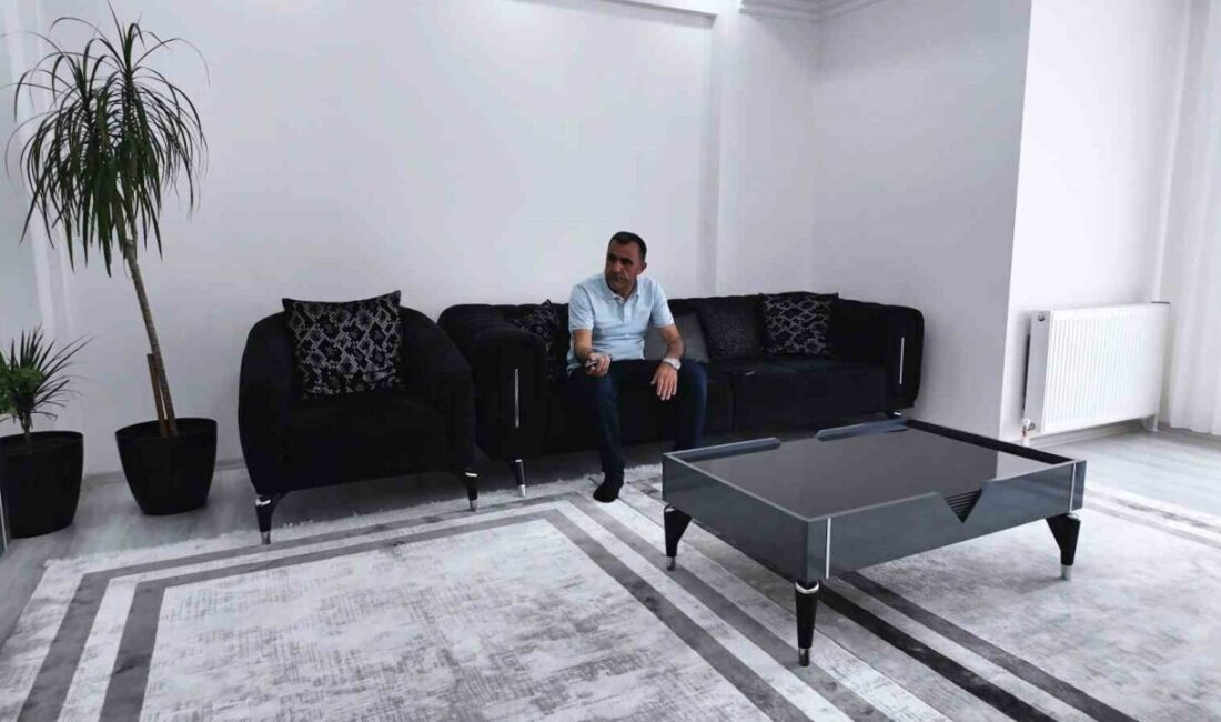 Bakan Kurum, İstanbul Zeytinburnu'nda evlerini dönüştüren Tek çiftini örnek gösterdi.