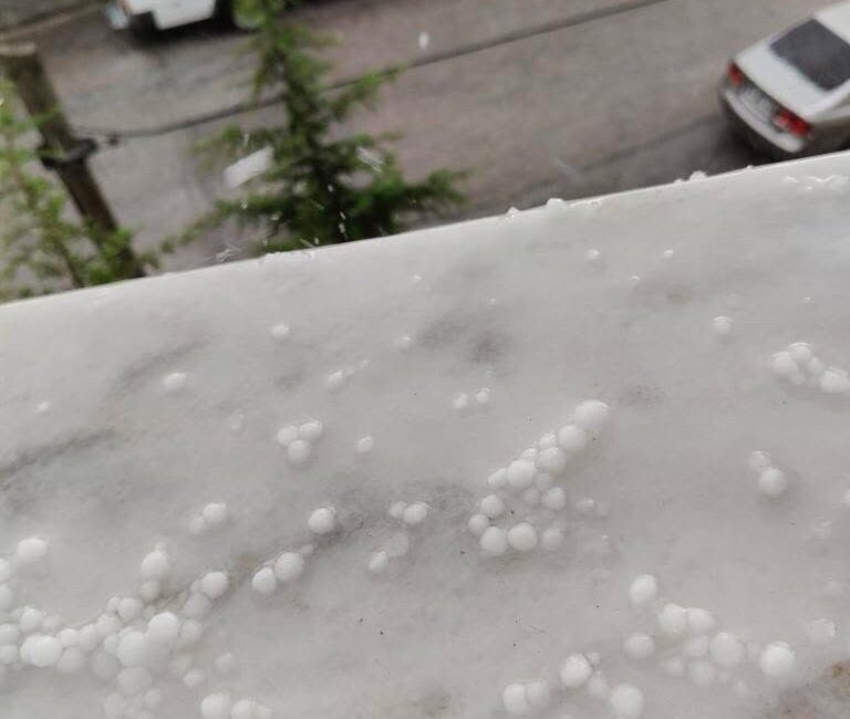 Ankara'da Mamak, Çubuk ve Sincan ilçelerinde etkili olan dolu yağışı,