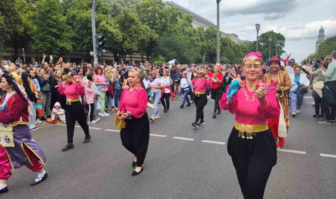 Berlin’in renkli gösterilerine sahne olan Berlin Kültürler Karnavalı’nda, Türk müzik