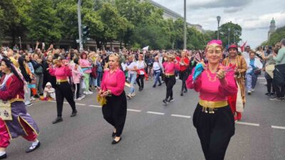 Berlin’in renkli gösterilerine sahne olan Berlin Kültürler Karnavalı’nda, Türk müzik